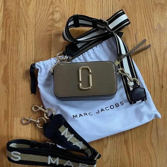 【MARC JACOBS】 SNAPSHOT LOGO STRAP SMALL CAMERA BAG Unboxing & Review Marc Jacobs Logo Strap Snapshot Small